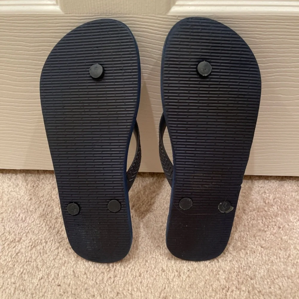 Disney Mickey Mouse Women’s Flip Flops Navy Size 7/8 - Picture 2 of 3
